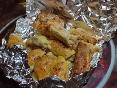 Folyoya sarılmış cevizli ev yapımı çörekler.