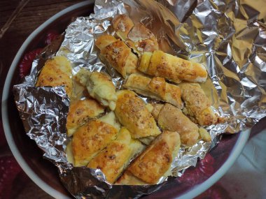 Folyoya sarılmış cevizli ev yapımı çörekler.