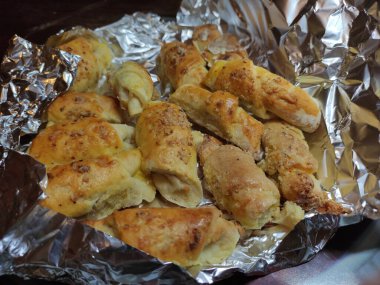 Folyoya sarılmış cevizli ev yapımı çörekler.