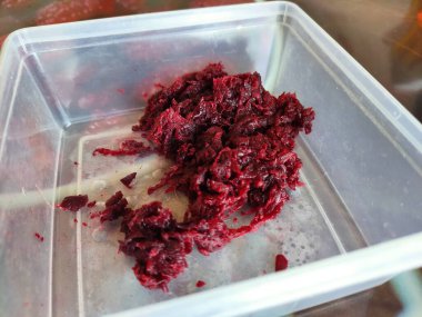 Yiyecek kabında pancar güveci