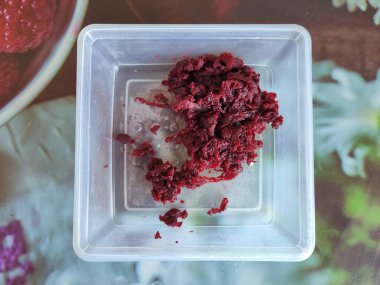 Yiyecek kabında pancar güveci