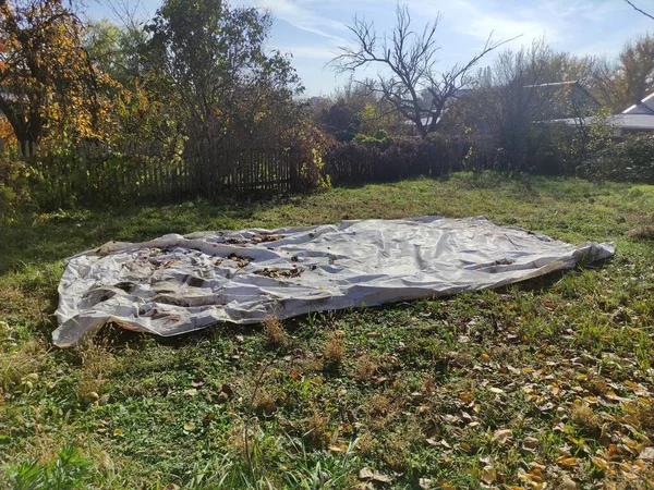 Bahçede yerde büyük beyaz bir bez.