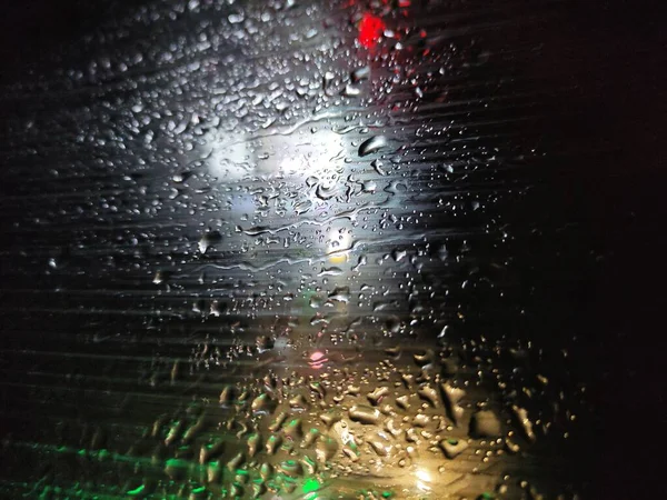 濡れたガラスにネオンライトの反射 選択的フォーカス 垂直写真 — ストック写真
