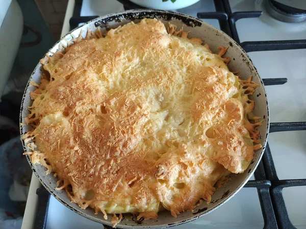 Tavada patates ve peynirli güveç.