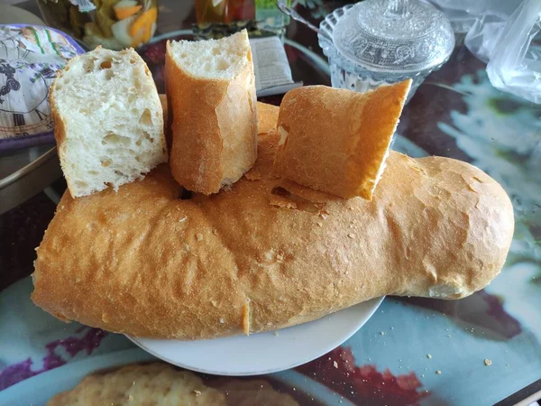 Brot Mit Scheiben Auf Dem Teller Nahaufnahme — Stockfoto