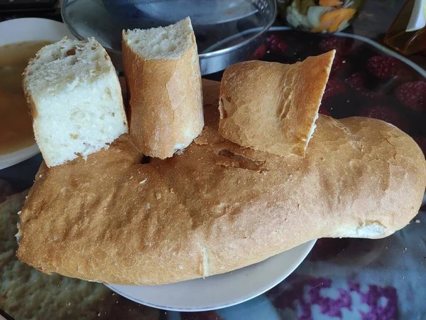 Brot Mit Scheiben Auf Dem Teller Nahaufnahme — Stockfoto