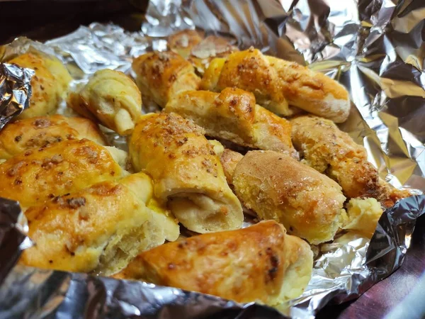 Folyoya sarılmış cevizli ev yapımı çörekler.