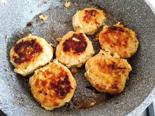 Tavada tavuklu pirzola.