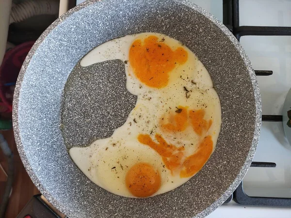 Pyszne Jajecznicę Przyprawami Patelni — Zdjęcie stockowe