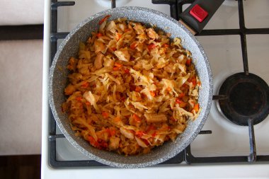 Lahana tavada pişirilir fırının üstünde, üst tarafta.