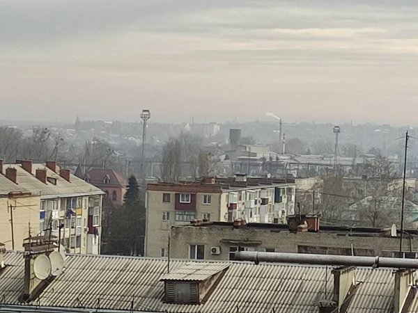 Sabahleyin şehrin üzerinde sis vardı.