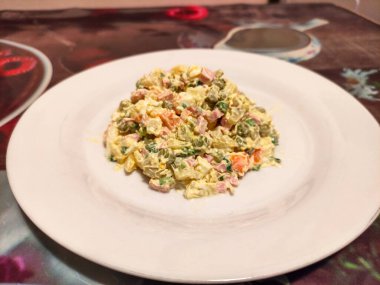 Tabakta Rus Olivier salatası, yakın plan.