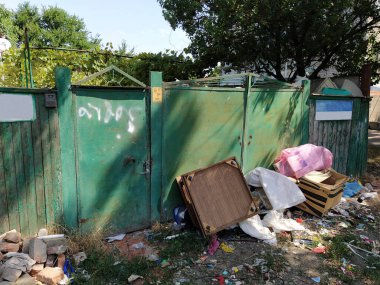 Terk edilmiş ev çöplerle dolu.