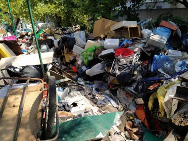 Çöplerle dolu terk edilmiş bir bahçe.