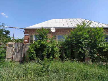 Terk edilmiş ev çöplerle dolu.