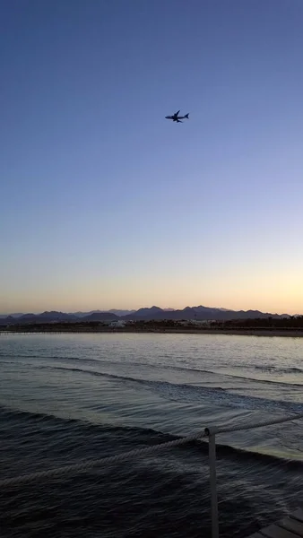 Passagierflugzeug Fliegt Den Sonnenuntergang Berge Und Meer Ägypten — Stockfoto