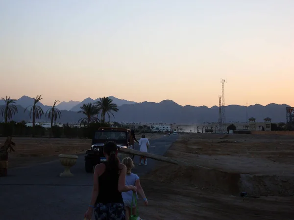 People Walk Backdrop Sunset Mountains Arab Resort — Stock Photo, Image