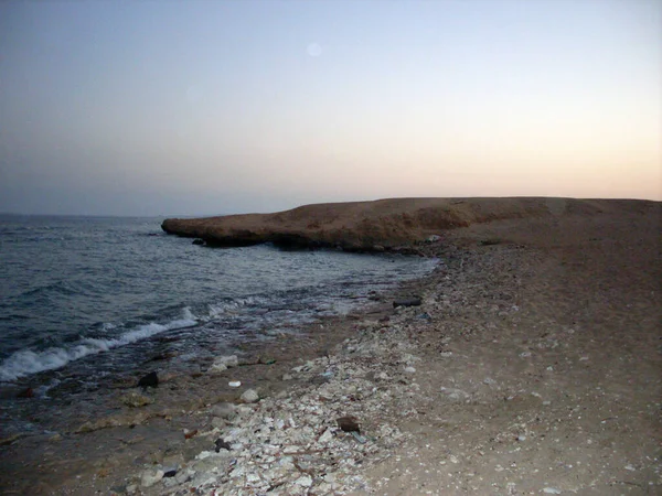 Strand Einem Ägyptischen Resort Bei Ebbe Mit Bergen Hintergrund — Stockfoto