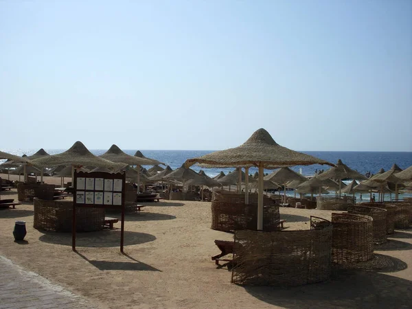 Praia Resort Egípcio Maré Baixa Com Montanhas Fundo — Fotografia de Stock