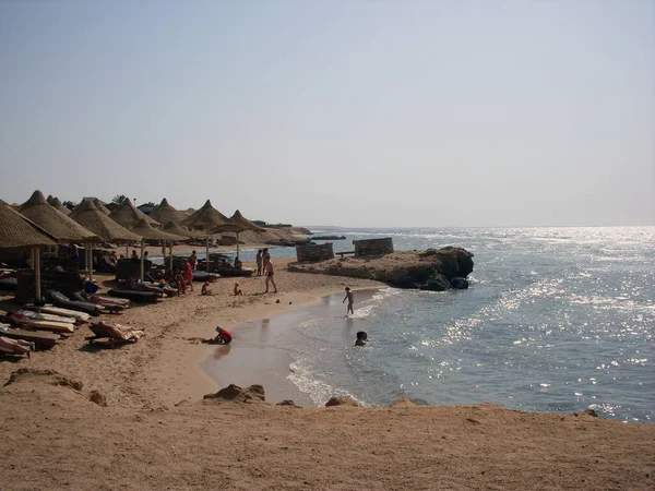 Spiaggia Resort Egiziano Con Bassa Marea Con Montagne Sullo Sfondo — Foto Stock