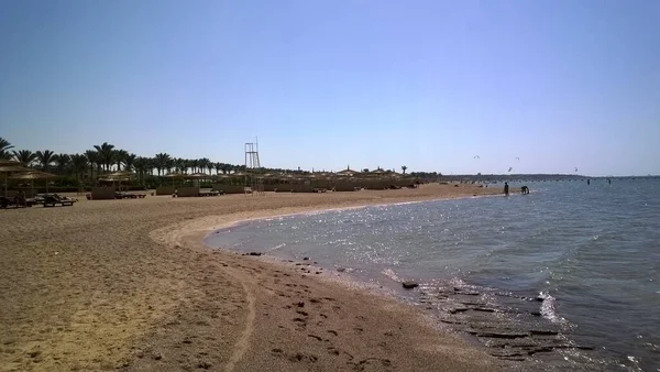 Playa Complejo Egipcio Marea Baja Con Montañas Fondo — Foto de Stock