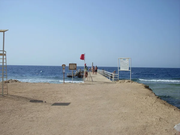 Folk Går Längs Stranden — Stockfoto