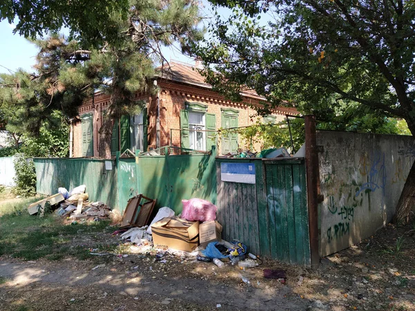 Verlaten Huis Bezaaid Met Afval — Stockfoto