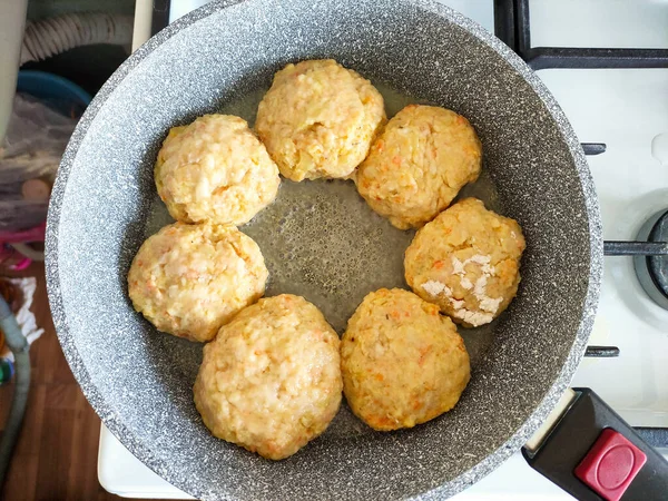 Tavada havuçlu tavuk pirzolası kızartılıyor.