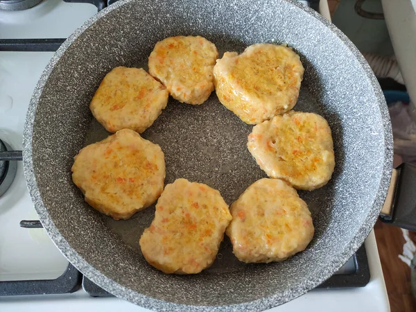 Costeletas Frango Com Cenouras São Fritas Panela — Fotografia de Stock