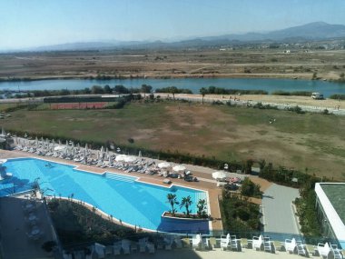 Manavgat nehri yakınlarındaki otelde yüzme havuzu, Side, Türkiye