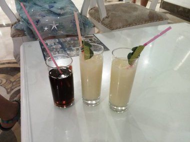 Masada üç kokteyl var.