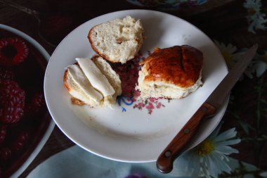 Kuru üzümlü tereyağlı tatlı çörek
