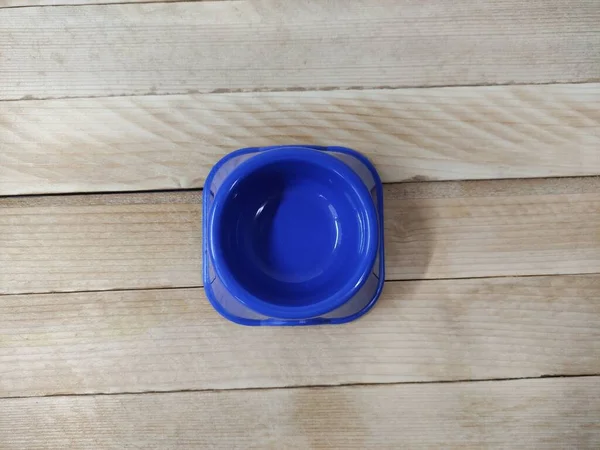 Blå Plast Matare För Husdjur Trä Bakgrund Närbild Ovanifrån — Stockfoto