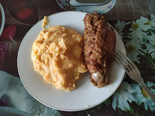 マッシュポテトと焼き七面鳥の翼 — ストック写真