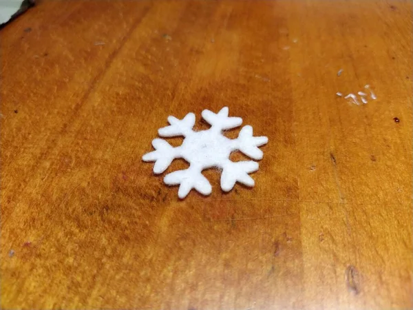 Flocons Neige Artificiels Sur Une Table — Photo