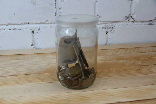 Frasco Vidro Transparente Com Rublos Dinheiro Russo Fundo Madeira — Fotografia de Stock