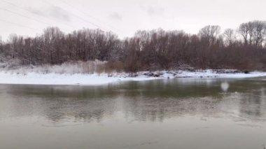 Nehir kışın ormandan akar ve kar yağar, Rusya, Krasnodar bölgesi