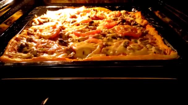 比萨在热煤气炉中烹调 特写4K视频 — 图库视频影像