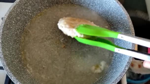 Шматочок Курячої Грудки Готують Сковороді Потім Його Перевертають — стокове відео
