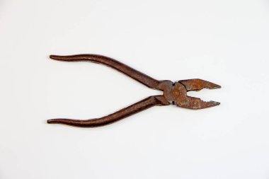 Beyaz arkaplanda paslı pense