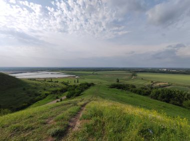 Bir dağ vadisi boyunca yürüyüş yolları