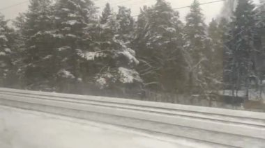 Tren penceresinden güzel bir manzara, geçen bir kış manzarası.