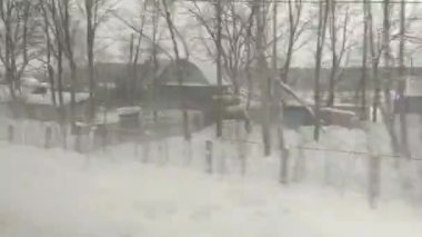 Tren penceresinden güzel bir manzara, geçen bir kış manzarası.