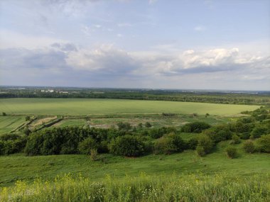 Suni rezervleri olan güzel bir yaz vadisi