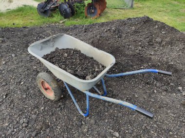 Taşlı el arabası, kömür veya gübre ve gübre.