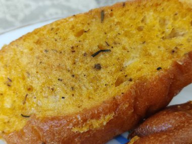 Yumurtalı kızarmış ekmek, yakın plan fotoğraf.