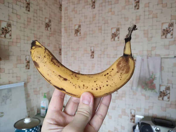 Man Met Een Banaan Zijn Hand Close Foto — Stockfoto