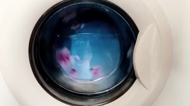 洗衣机洗完五颜六色的衣服后停止 — 图库视频影像