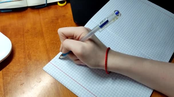 Mano Femenina Escribe Números Cuaderno Cerca — Vídeos de Stock