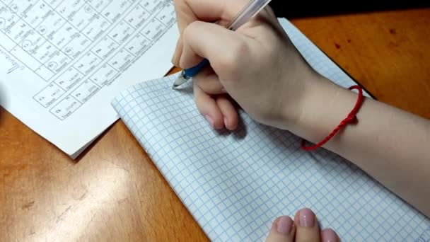 Mão Feminina Escreve Fórmulas Químicas Notebook Close Vídeo — Vídeo de Stock